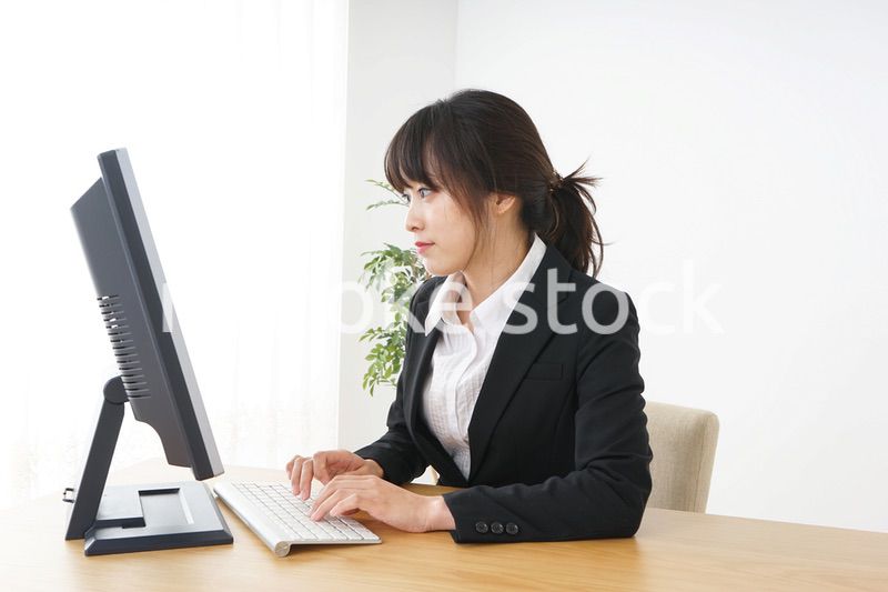 オフィスでコンピューターを使うビジネスウーマン