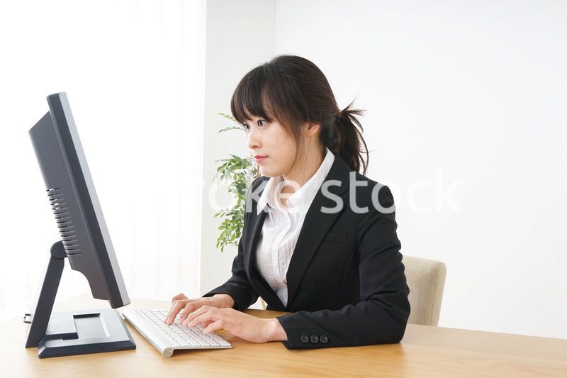 オフィスでコンピューターを使うビジネスウーマン