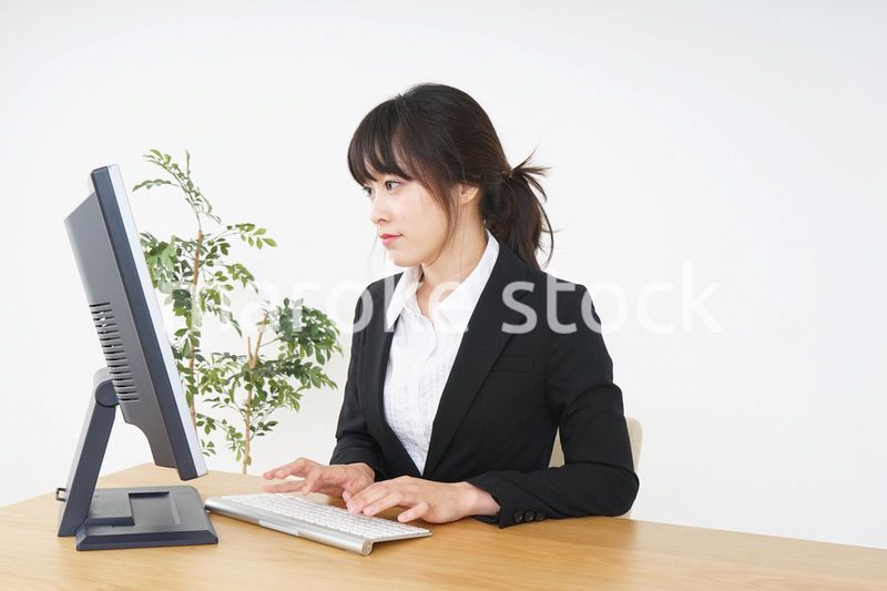オフィスでコンピューターを使うビジネスウーマン