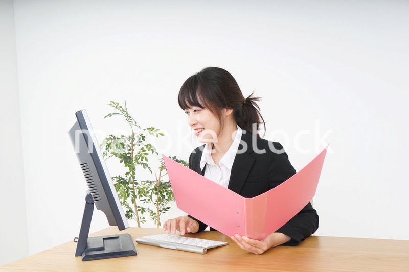 オフィスでデスクワークをするビジネスウーマン