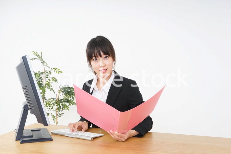 オフィスでデスクワークをするビジネスウーマン