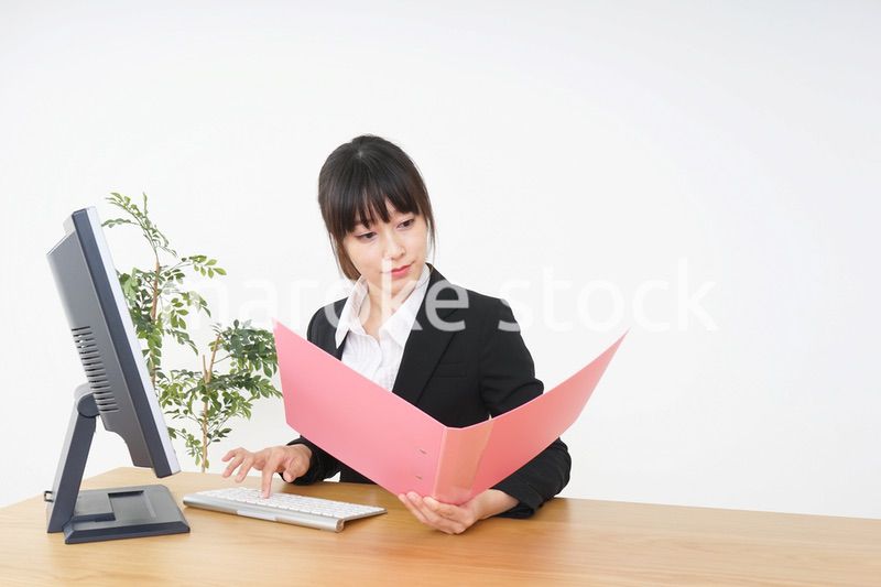 オフィスでデスクワークをするビジネスウーマン