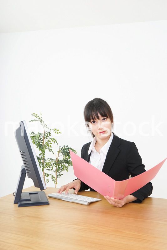 オフィスでデスクワークをするビジネスウーマン