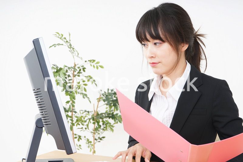 オフィスでデスクワークをするビジネスウーマン