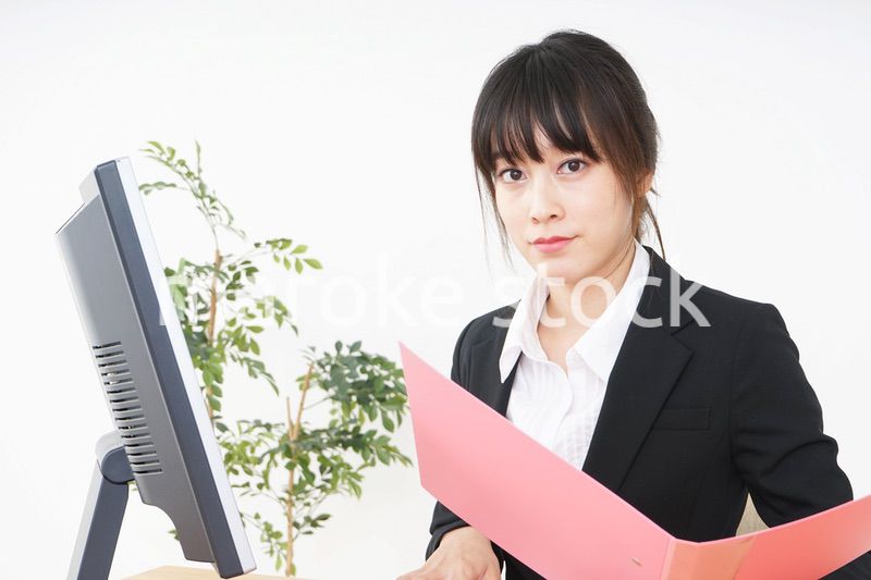 オフィスでデスクワークをするビジネスウーマン