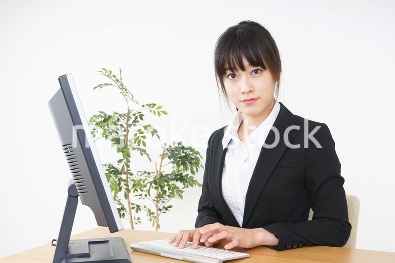 オフィスでコンピューターを使うビジネスウーマン