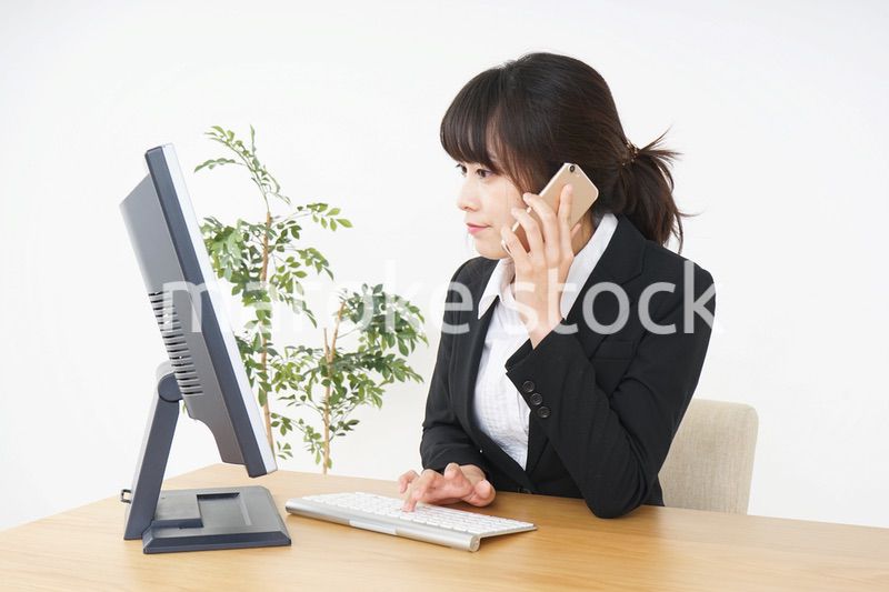 オフィスでデスクワークをするビジネスウーマン