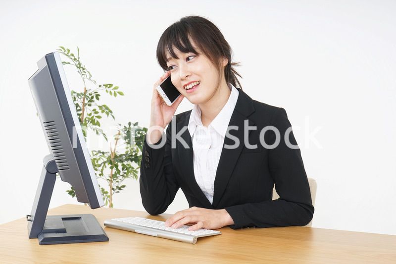 オフィスでデスクワークをするビジネスウーマン