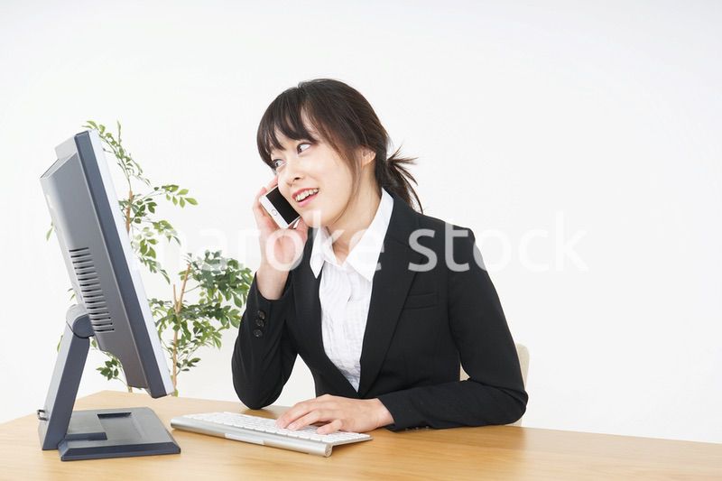 オフィスでデスクワークをするビジネスウーマン