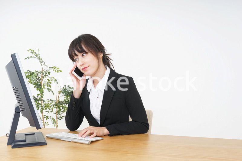 オフィスでデスクワークをするビジネスウーマン