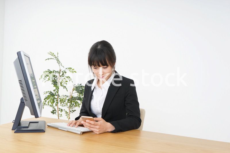 オフィスでデスクワークをするビジネスウーマン