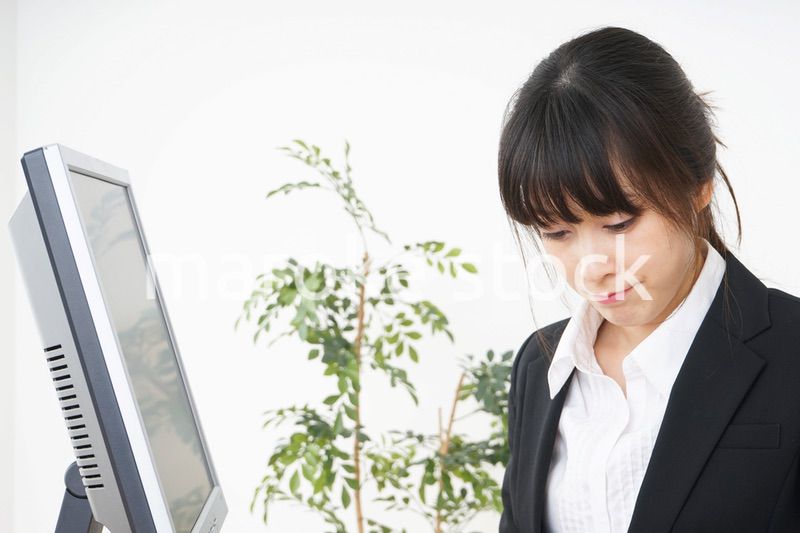 オフィスでコンピューターを使うビジネスウーマン