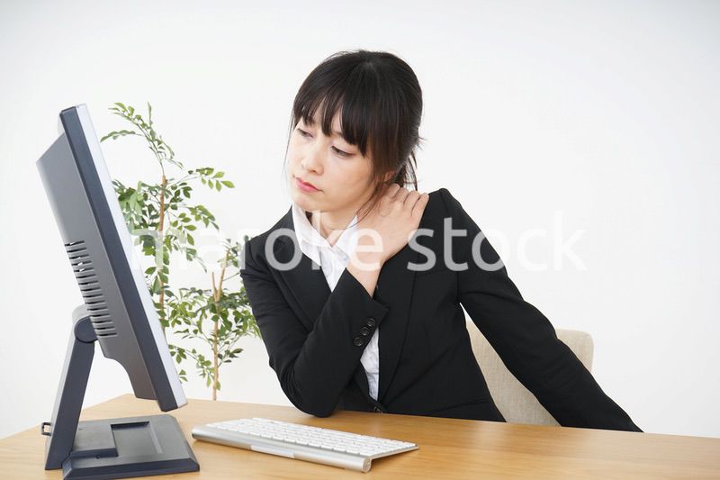 オフィスワークで疲労するビジネスウーマン