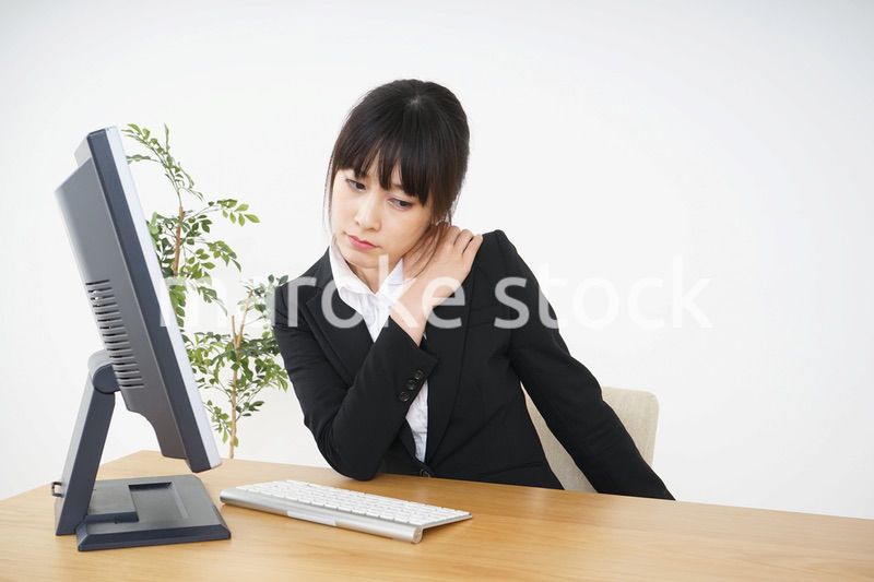 オフィスワークで疲労するビジネスウーマン