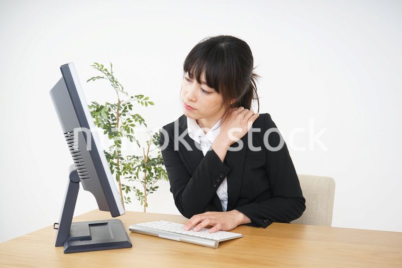 オフィスワークで疲労するビジネスウーマン