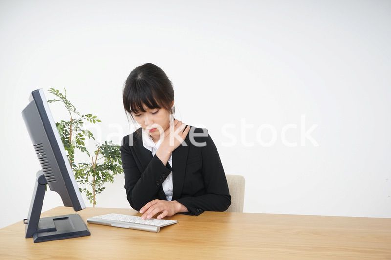 オフィスワークで疲労するビジネスウーマン