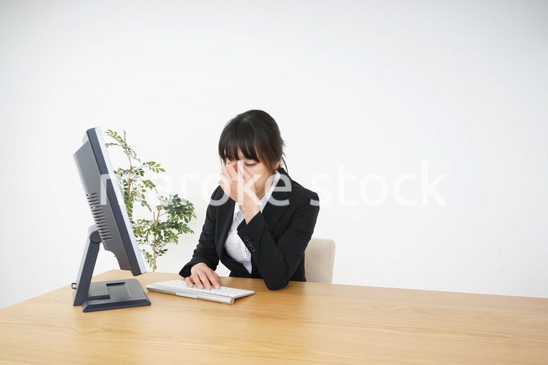 オフィスワークで疲労するビジネスウーマン