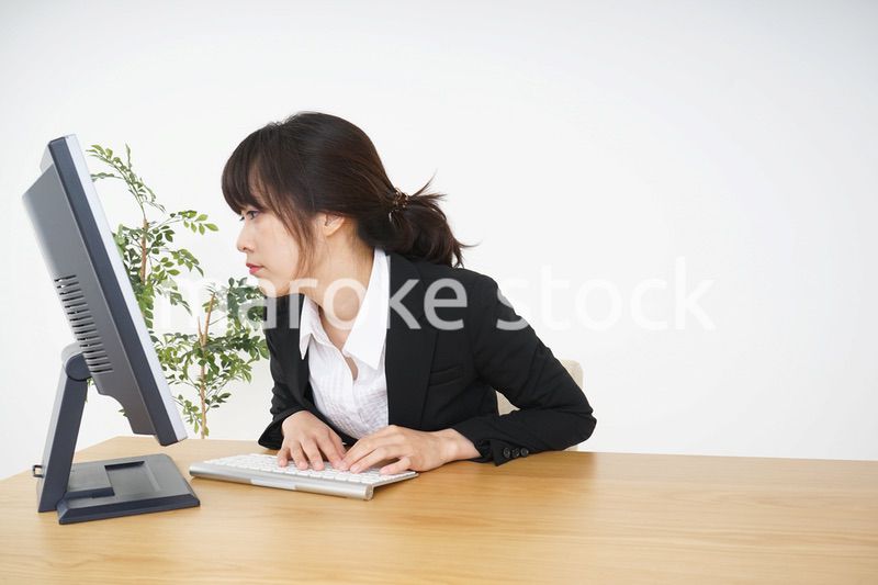 オフィスワークで疲労するビジネスウーマン