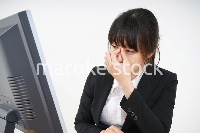 オフィスワークで疲労するビジネスウーマン