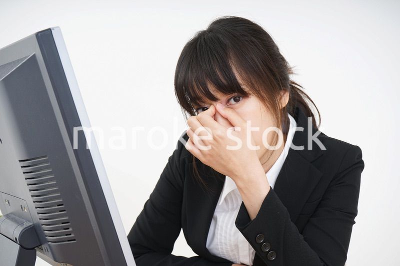 オフィスワークで疲労するビジネスウーマン