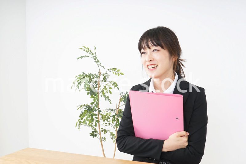 オフィスで書類を持つ若い女性