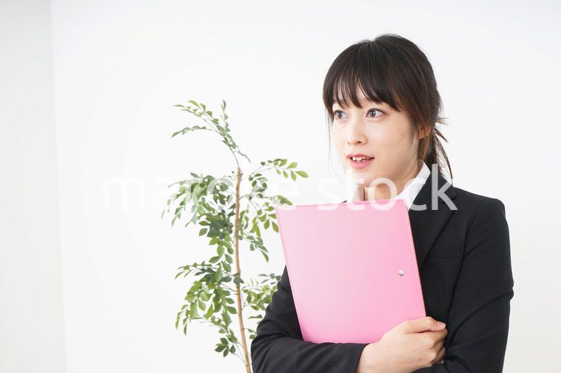 オフィスで書類を持つ若い女性