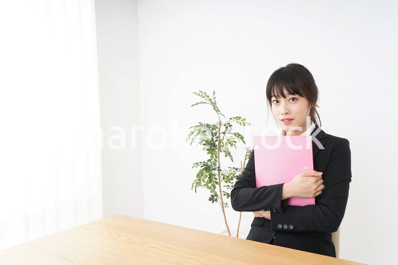 オフィスで書類を持つ若い女性