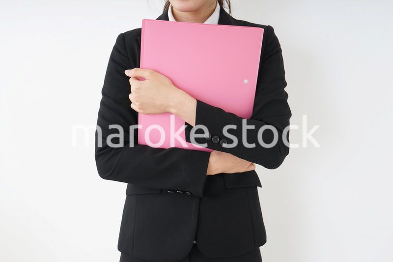 オフィスで書類を持つ若い女性