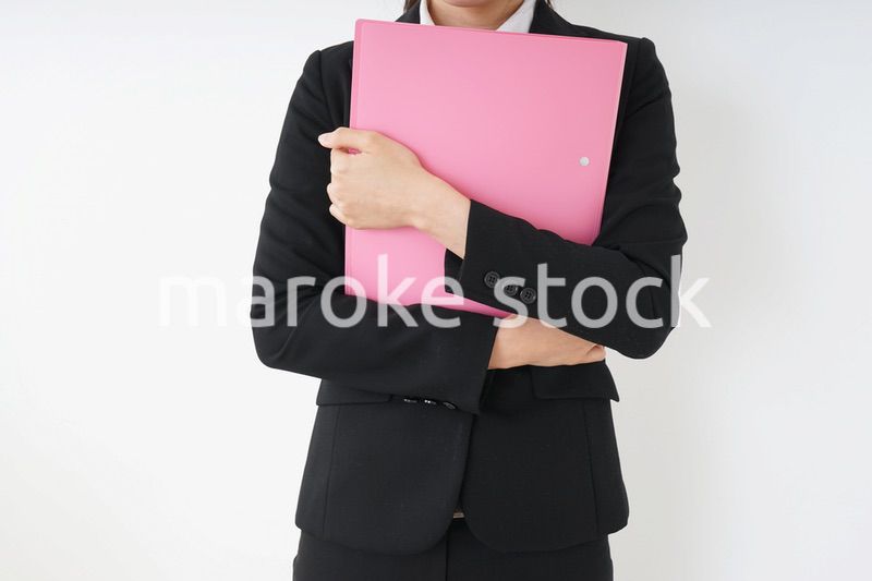 オフィスで書類を持つ若い女性