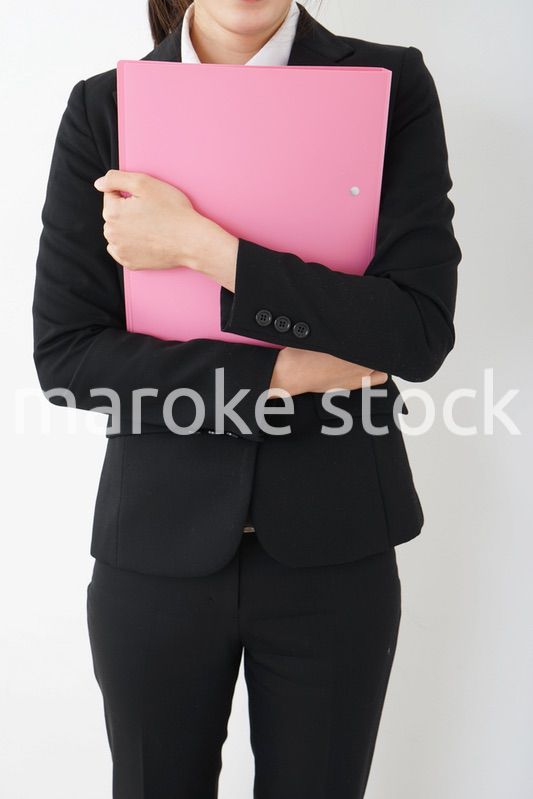 オフィスで書類を持つ若い女性