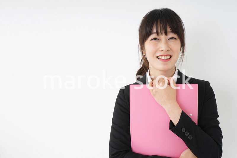 オフィスで書類を持つ若い女性