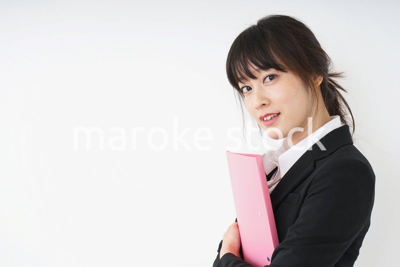 オフィスで書類を持つ若い女性