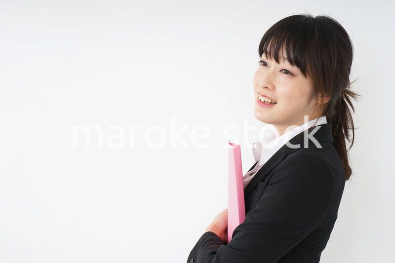 オフィスで書類を持つ若い女性