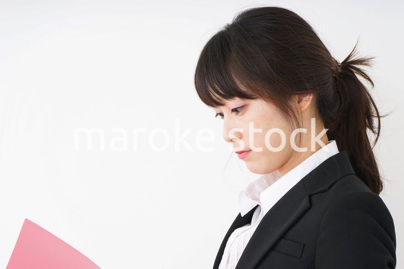 オフィスで書類を持つ若い女性