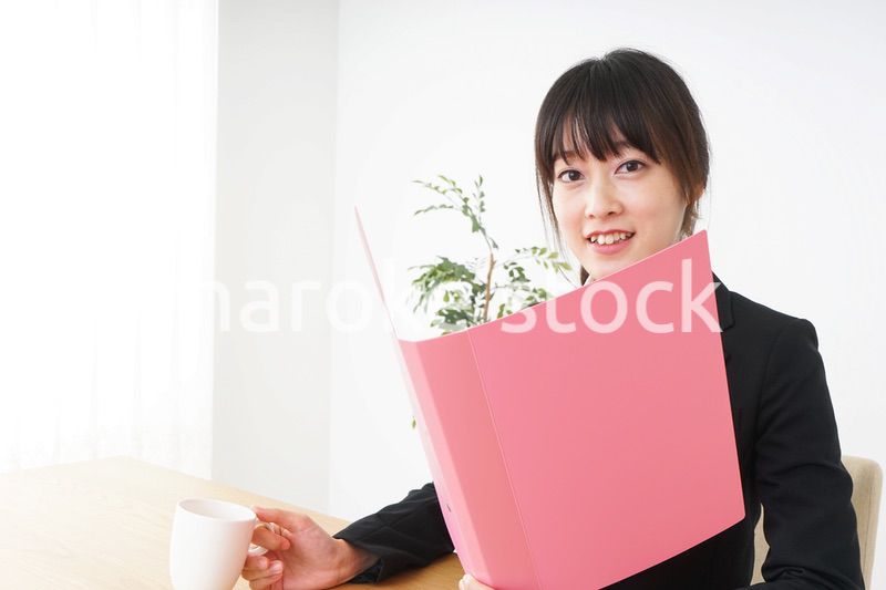 オフィスでデスクワークをするビジネスウーマン