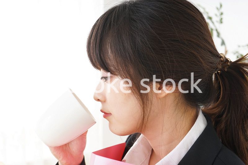 オフィスでデスクワークをするビジネスウーマン