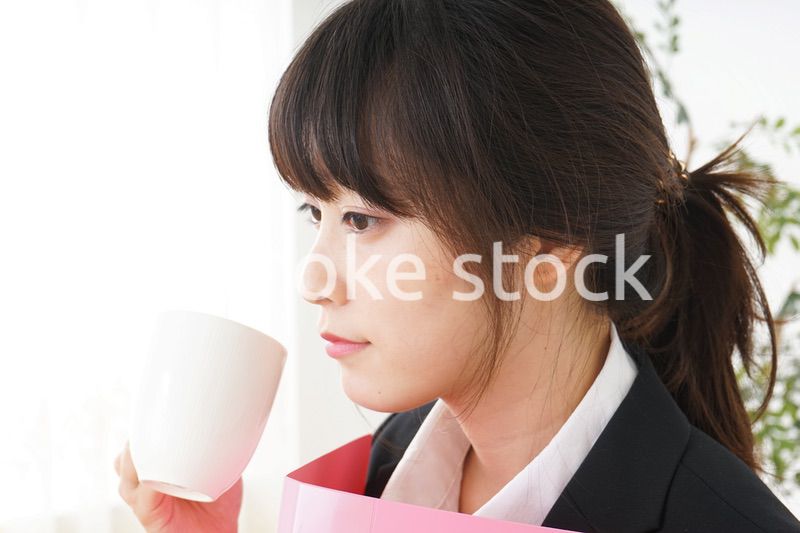 オフィスでデスクワークをするビジネスウーマン