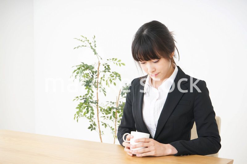 カフェでリラックスするビジネスウーマン