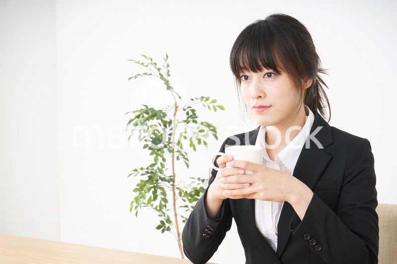 カフェでリラックスするビジネスウーマン