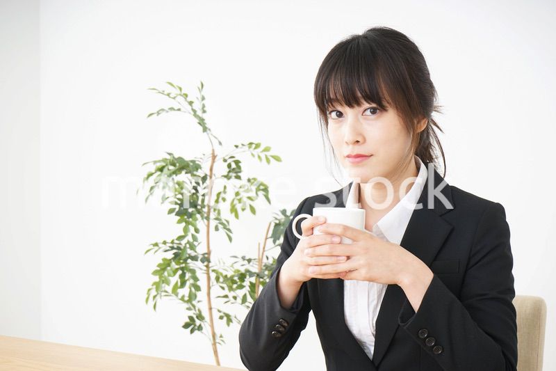 カフェでリラックスするビジネスウーマン