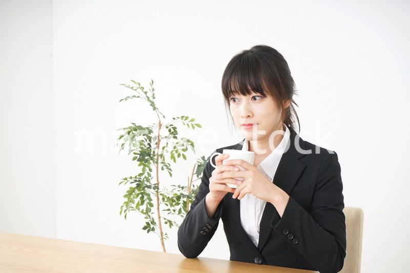 カフェでリラックスするビジネスウーマン