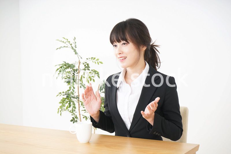 カフェでリラックスするビジネスウーマン