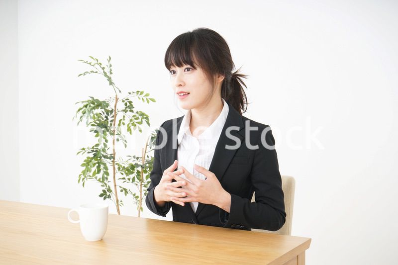 カフェでリラックスするビジネスウーマン