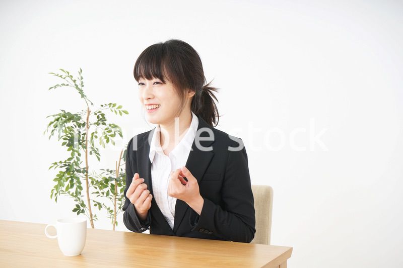 カフェでリラックスするビジネスウーマン