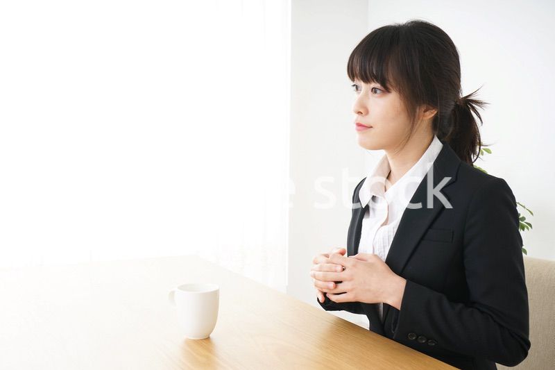 カフェでリラックスするビジネスウーマン