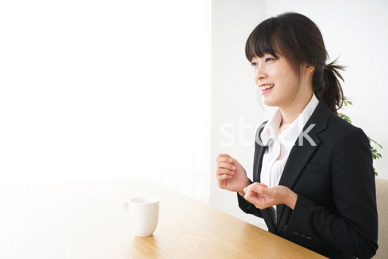 カフェでリラックスするビジネスウーマン