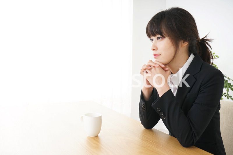 カフェでリラックスするビジネスウーマン