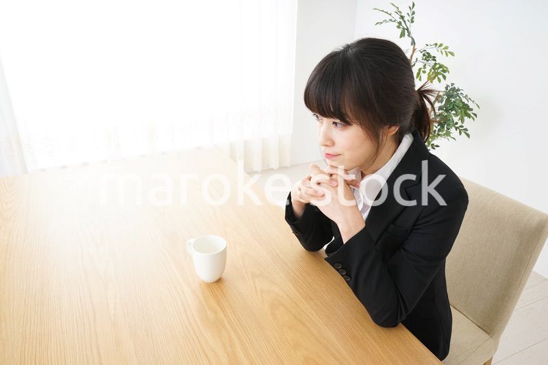 カフェでリラックスするビジネスウーマン