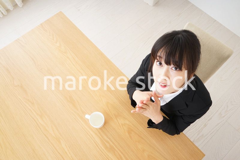 カフェでリラックスするビジネスウーマン