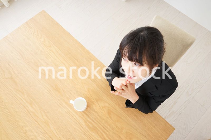 カフェでリラックスするビジネスウーマン